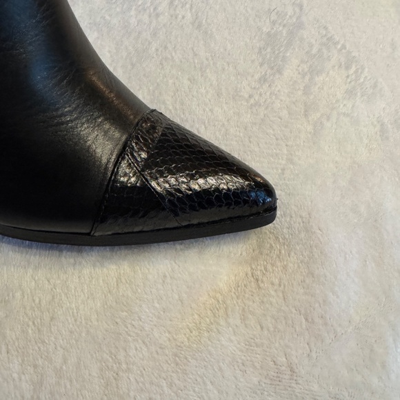 Size 9 Donald J Pliner Volt Snakeskin Embossed Cap Toe Bootie - Picture 2 of 12